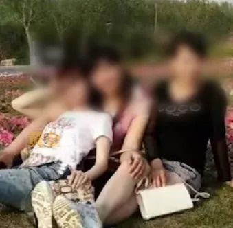 李玉、张瑶与另一名闺蜜的合照。都市快报