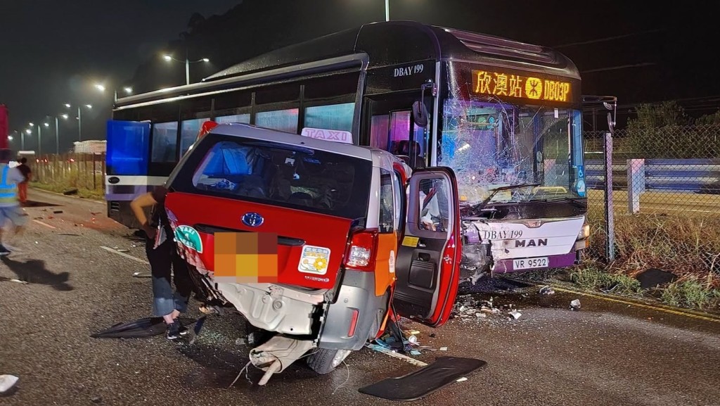 的士迎頭硬撼巴士,車頭嚴重損毀。FB:Jack Son@馬路的事 (即時交通資訊台) 的士迎頭硬撼巴士,車頭嚴重損毀。FB:Jack Son@馬路的事 (即時交通資訊台)