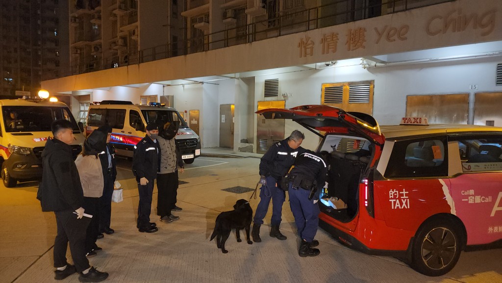 將軍澳怡明邨截查可疑的士遇查 警檢獲依托咪酯等毒品 兩人被捕。