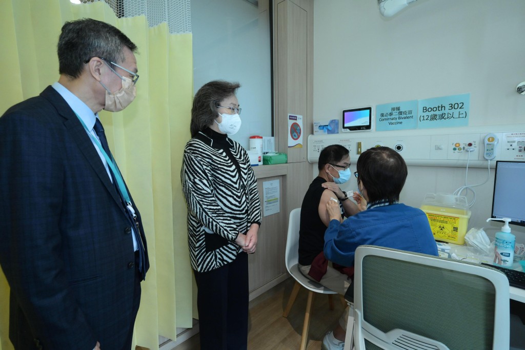 杨何蓓茵到香港中文大学医院社区疫苗接种中心视察。新闻处图片