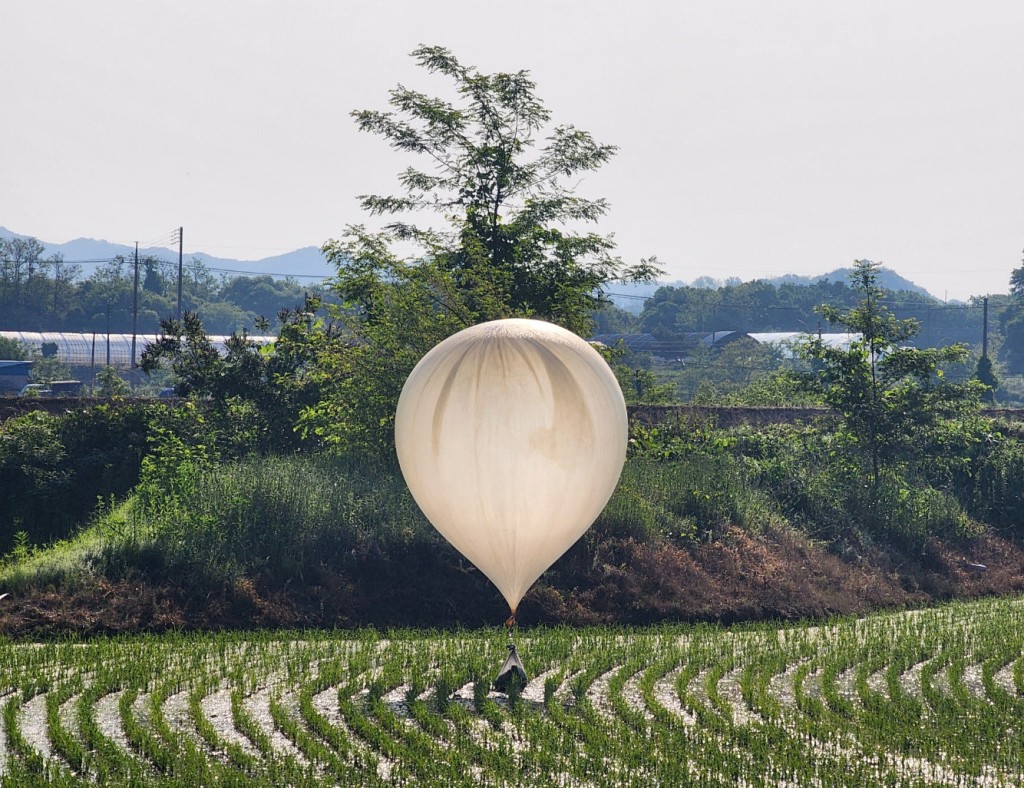 北韓施放的空飄氣球，5月29日上午抵達南韓江原道鐵原郡農田。路透社