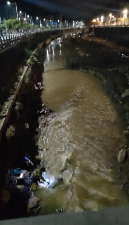 甘肅康縣燕子河傳出有黃金，吸引民眾前往淘金。微博