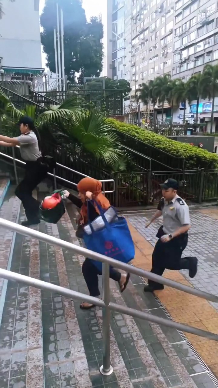 食環署人員於尖沙咀站A出口對開追趕數名非華裔女子。網上片段截圖 食環署人員於尖沙咀站A出口對開追趕數名非華裔女子。網上片段截圖