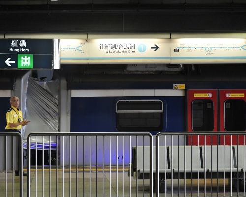 港鐵指，務求在今晚收車後將該六卡車移返車廠。資料圖片