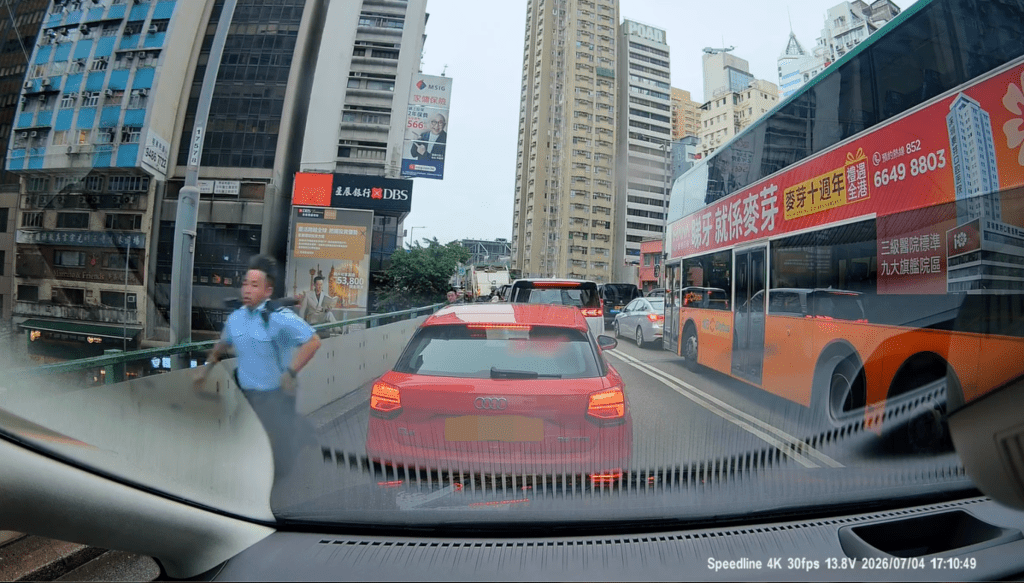 一名軍裝警員及一名懷疑便裝警員從後追趕。 車cam L(香港群組)影片截圖 一名軍裝警員及一名懷疑便裝警員從後追趕。 車cam L(香港群組)影片截圖
