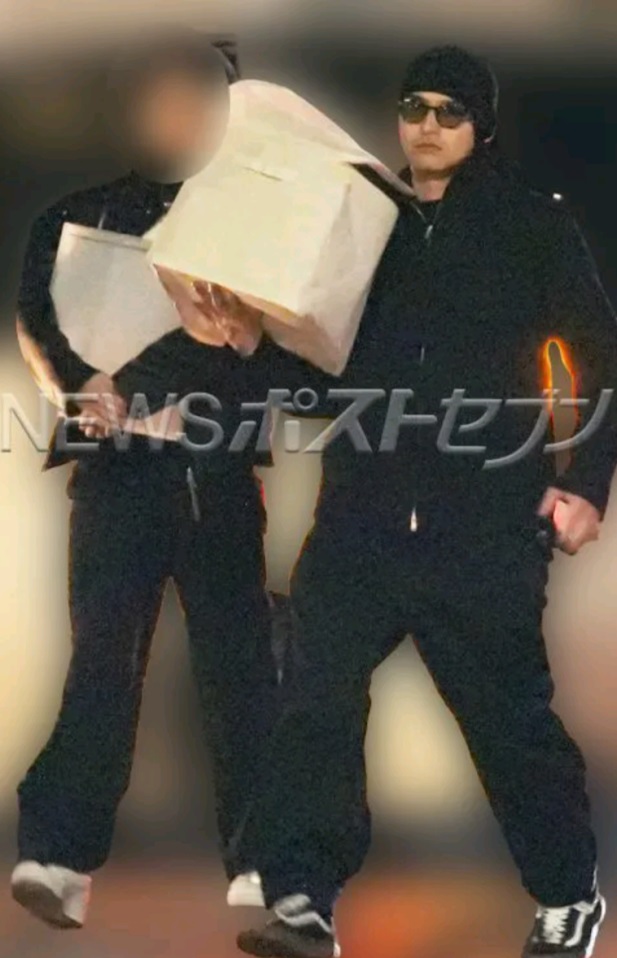 水上單手就托着一大盒東西,勁man! 水上單手就托着一大盒東西,勁man!