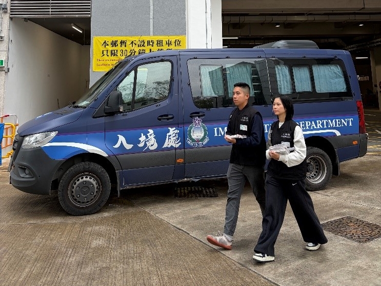 入境处派员及宣传车到上水一座新落成屋苑，宣传反黑工讯息。