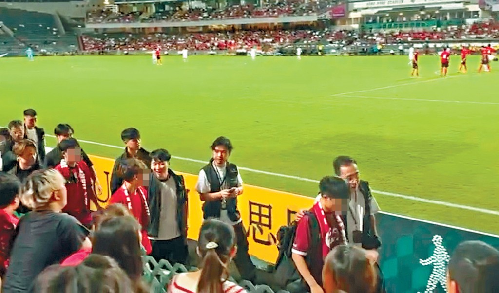 三人被在場身穿黑色背心的警員帶離觀眾席。