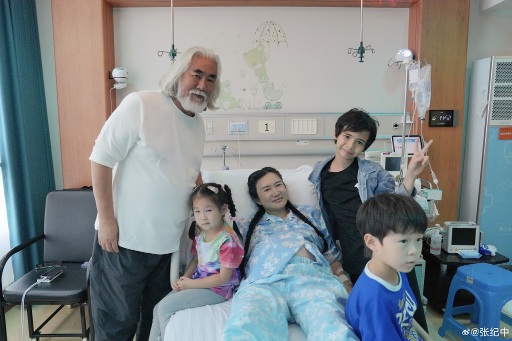 74歲的張紀中與43歲妻子杜星霖，去年誕下幼女。微博