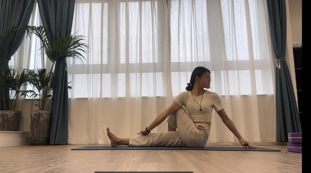 後顧式步驟:先坐左地上,左腳曲膝踩在右腳外側的地上,雙手抱貼左腳,此時會感覺到左腳外側臀大肌有伸展,如果感覺強烈可以停留在此。 後顧式步驟:先坐左地上,左腳曲膝踩在右腳外側的地上,雙手抱貼左腳,此時會感覺到左腳外側臀大肌有伸展,如果感覺強烈可以停留在此。