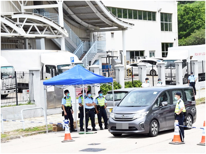 到下午1時半過後,黎智英被警員押離大樓,乘坐探員警車離開。