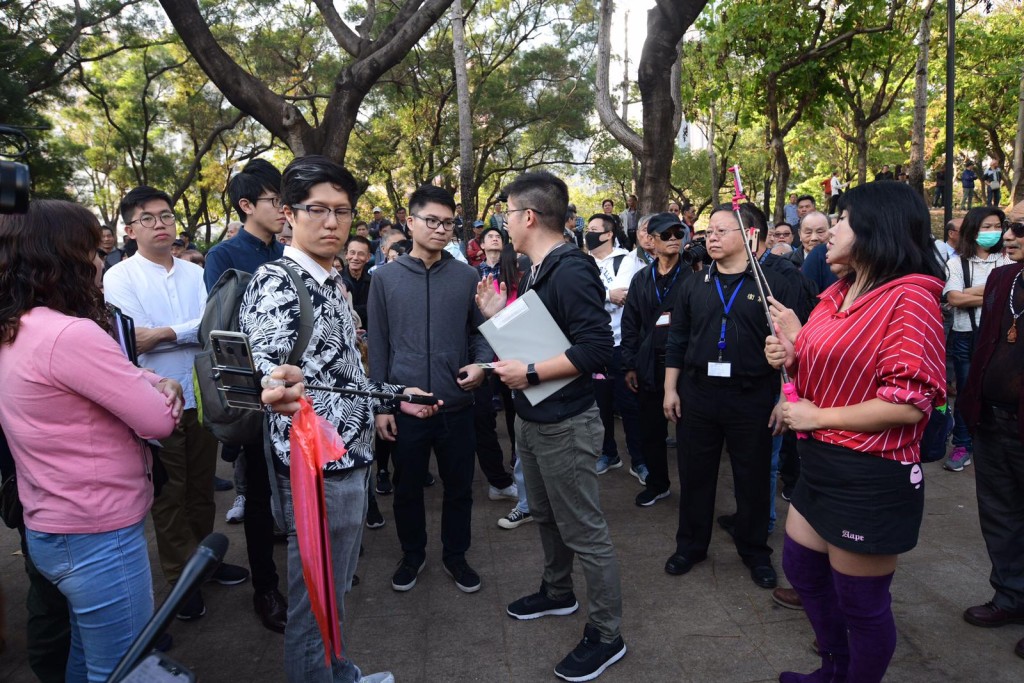 屯門公園市民及候任區議員不滿表演者滋擾