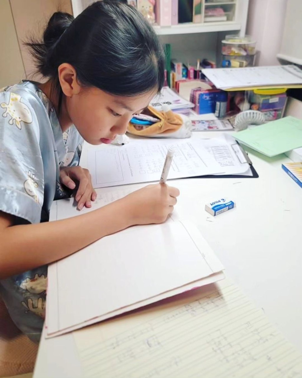 胡诺言曾在IG贴出二女胡芷悠做功课的照片。