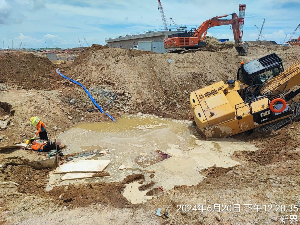 一部挖泥机向右翻侧，堕进一个约2米深的泥坑内，将一名男工人的脚压断。网上图片