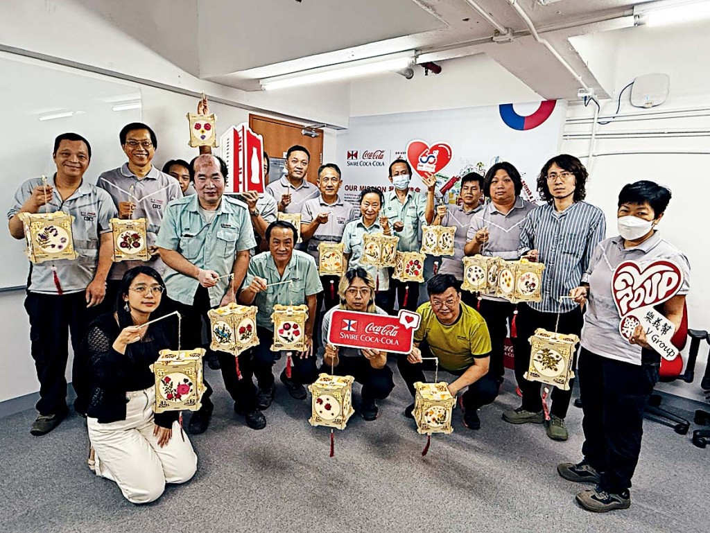 香港太古可口可樂員工親手製作特色花燈，讓基層家庭感受節日溫暖。