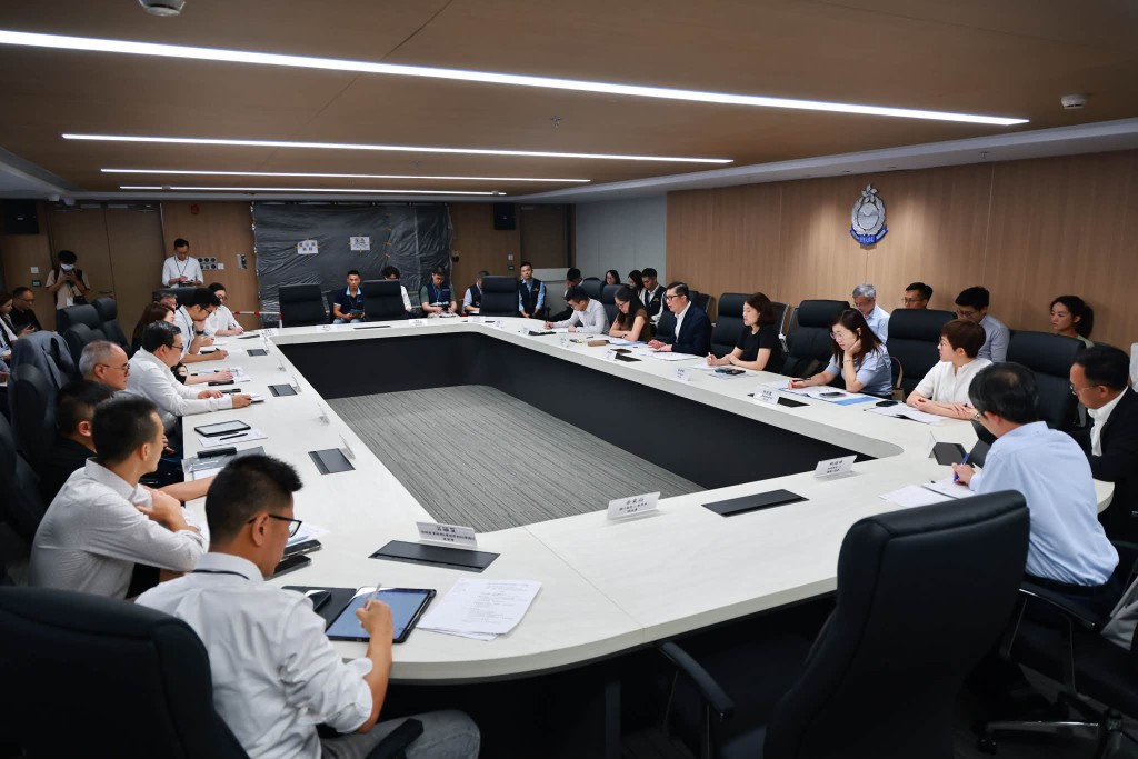 鄧炳強在完成大樓巡視後,隨即召開跨部門準備工作小組會議。鄧炳強FB圖片 鄧炳強在完成大樓巡視後,隨即召開跨部門準備工作小組會議。鄧炳強FB圖片