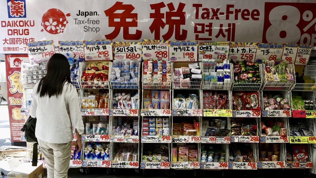 大國藥妝是不少港台旅客購買化妝品、藥物及日用品的「掃貨店舖之選」。  路透社
