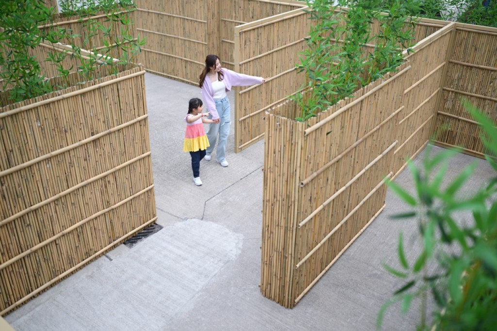 泰籍景觀設計師Kan Srisawat活用天然材料，突顯港式建築美學。迷宮以竹板排列，形成不同方向，增加逃出迷宮的難度。
