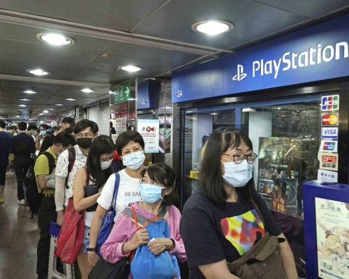 大批機迷在多區PS5遊戲機預售點外大排長龍。AP資料圖片