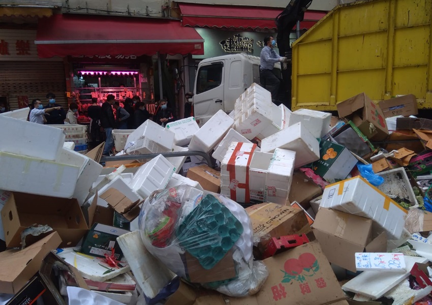 在早前農曆大除夕，荃灣楊屋道一帶被大量棄置發泡膠箱堆滿。新民主同盟圖片