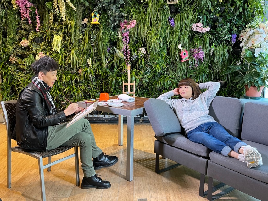 鄧健泓自爆同石詠莉相識第一晚,女方已為佢按摩。