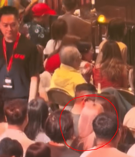 古天樂經理人Ronnie（黑衫男子）經過觀眾席，看似主動跟疑似林淑茵的女士（紅圈女士）打招呼。