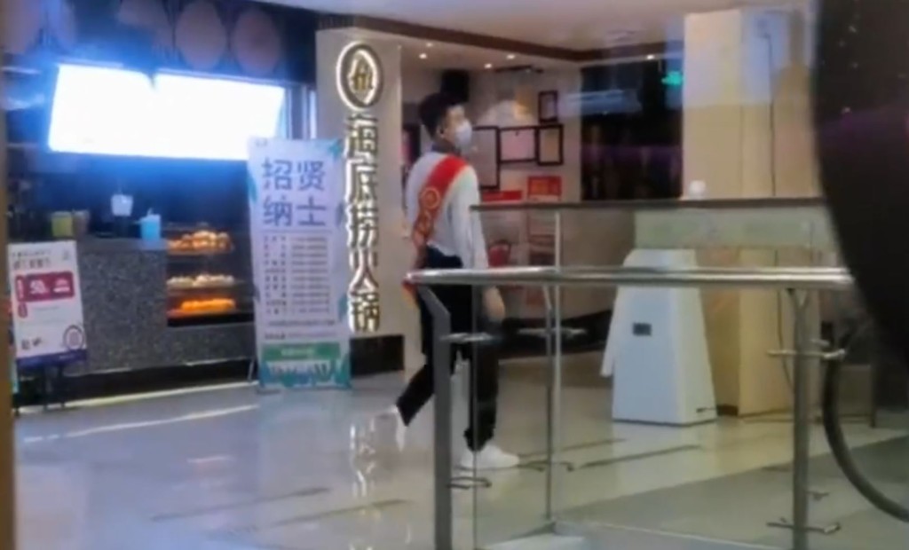 海底捞传出有门店会迫被投诉的员工，自费买礼物「氹客」。微博