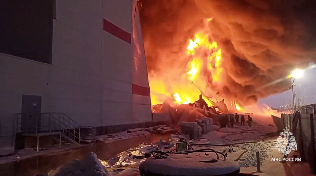 圣彼得堡近郊一个仓库发生大火。美联社