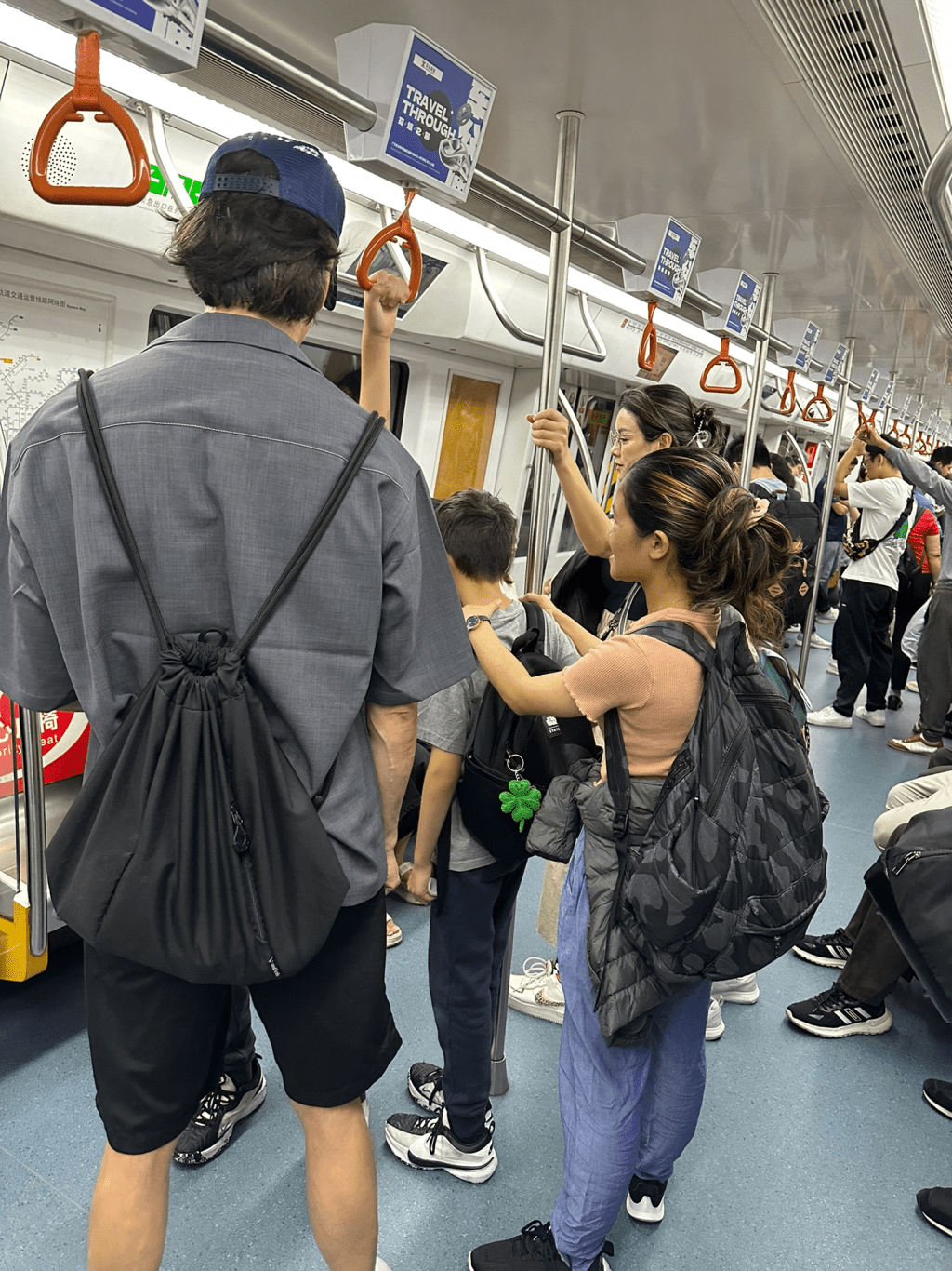 陈豪囝囝搭地铁期间表现乖巧。