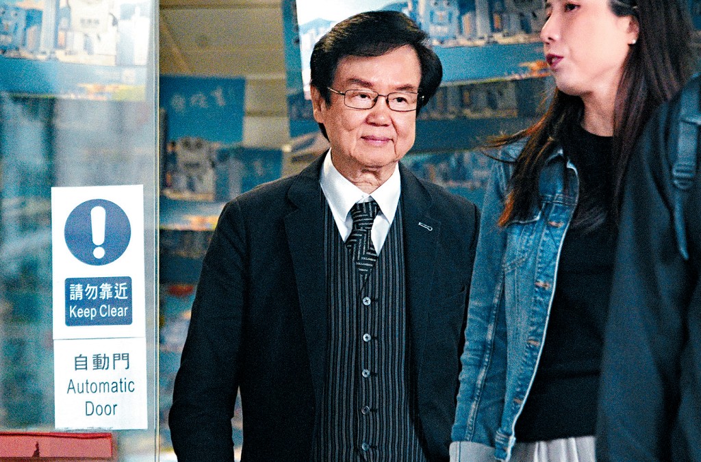 控方指黄栢鸣案发时透过4张支票给予胞妹黄洁珍共200万元，再以WhatsApp指示胞妹买入天马影视股票。