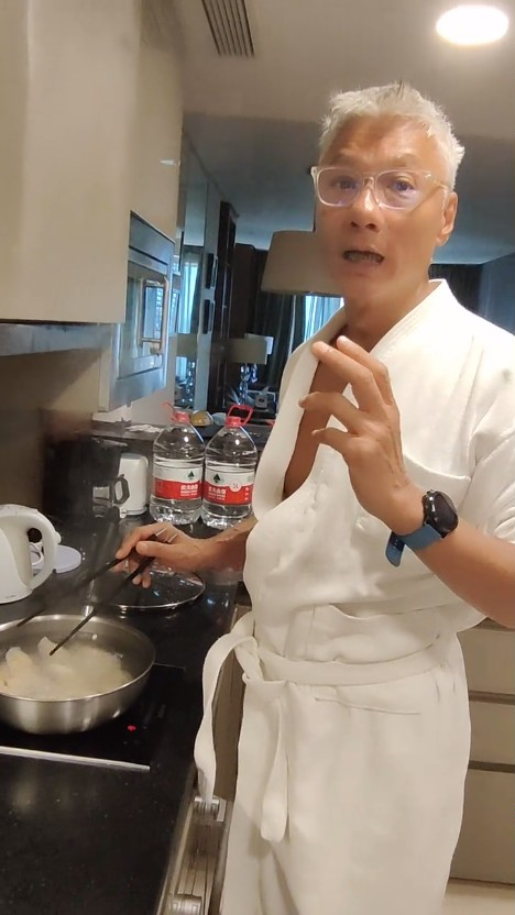有內地網民嘲笑林俊賢的煮食片不夠誠意，「煮餃子還要係教嗎」、「下次教開火」、「好厲害，比煮泡麵難多了」。