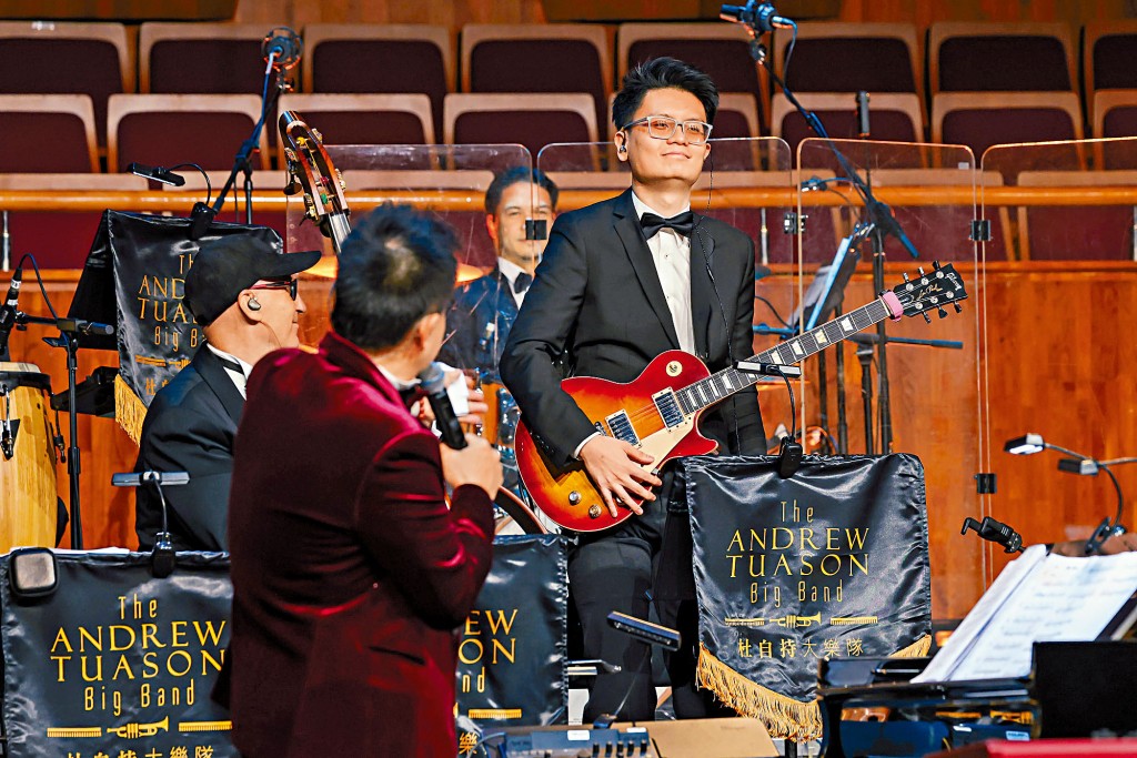 大樂隊的結他手正是杜自持兒子杜俊科,兩父子經常同台演出。 大樂隊的結他手正是杜自持兒子杜俊科,兩父子經常同台演出。