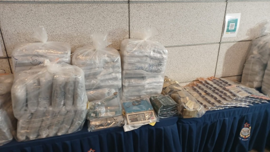 行動中,警方撿獲的大麻花約值1500萬元。