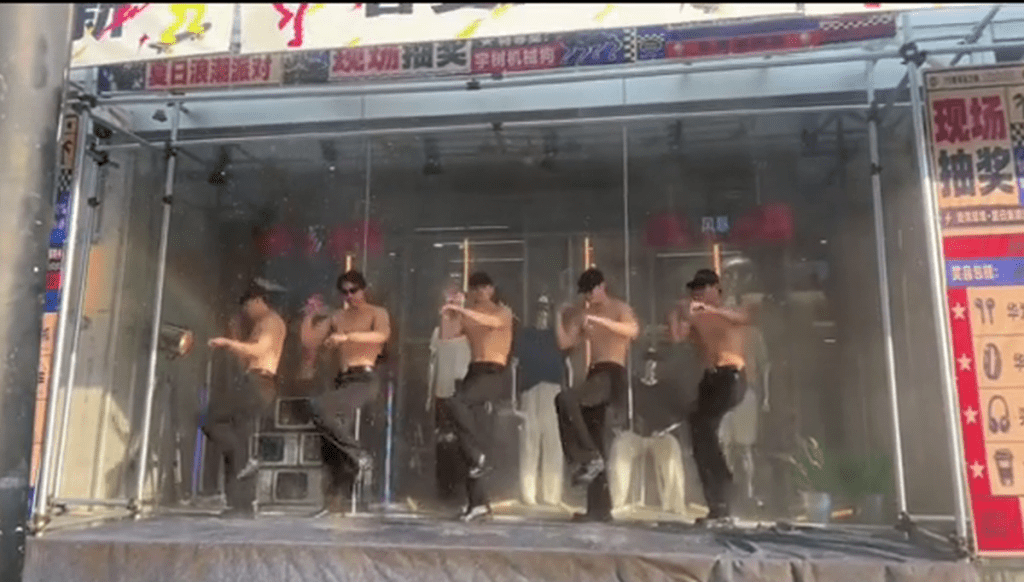 杭州商场“半裸男团”谷客惹议，负责人：表演者并非全程赤膊上阵。