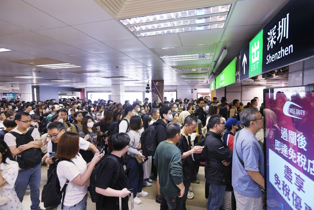 港铁将于4月30日至5月5日期间的不同时段,加强东铁线来往金钟至罗湖/落马洲站的列车服务。 港铁将于4月30日至5月5日期间的不同时段,加强东铁线来往金钟至罗湖/落马洲站的列车服务。
