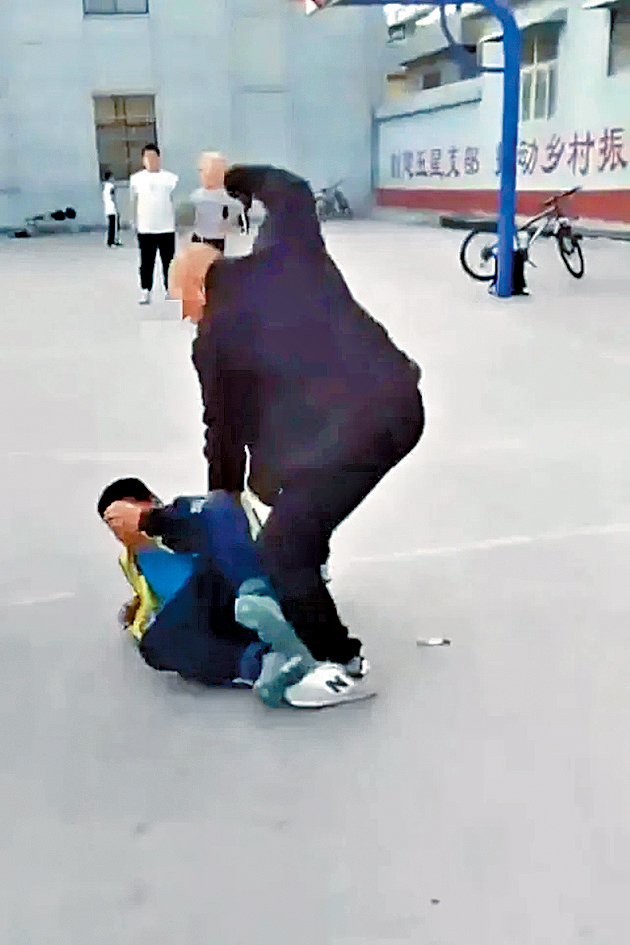 學生家長痛毆男孩。