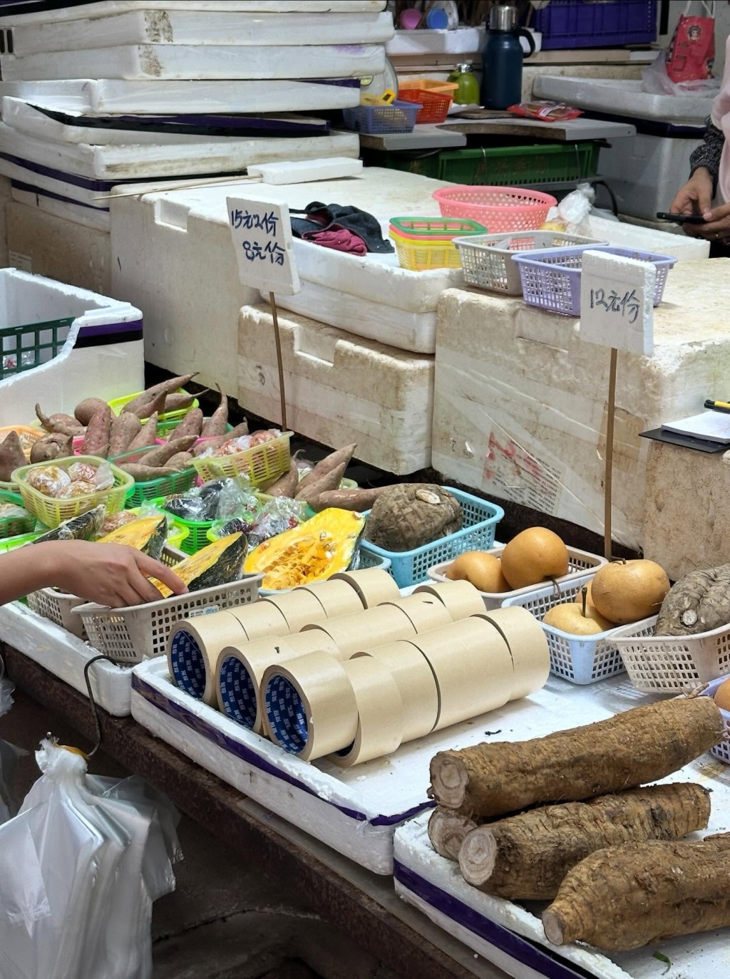 樓主早前在社交平台Threads以「打風」為題上 載菜檔離奇賣防風膠紙的相片發帖,指「香港 人真係好FPS(轉數快)」。相中的膠紙整齊 地放在番薯與南瓜旁,身後是12蚊一份的梨子。Threads截圖 樓主早前在社交平台Threads以「打風」為題上 載菜檔離奇賣防風膠紙的相片發帖,指「香港 人真係好FPS(轉數快)」。相中的膠紙整齊 地放在番薯與南瓜旁,身後是12蚊一份的梨子。Threads截圖