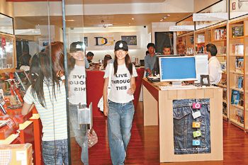 ■應采兒甫出門口笑到見牙唔見眼，大方地任記者影相，似乎想令戀情公開。