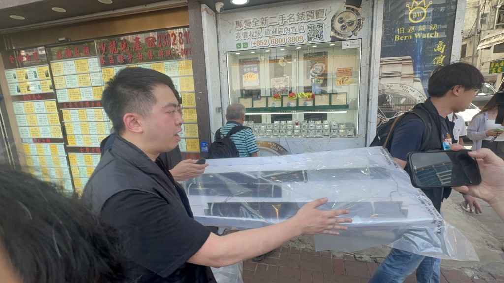 重案組其後檢走一批燈槽。 重案組其後檢走一批燈槽。
