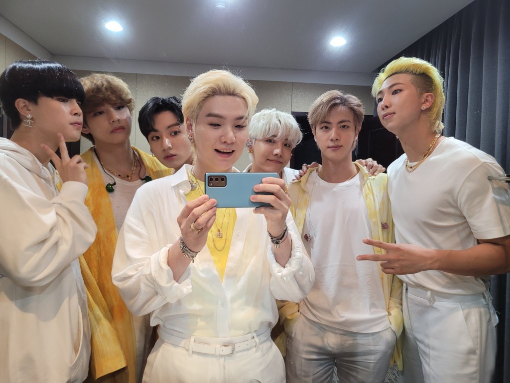 開SHOW前大合照,FANS見到全員新髮型已經非常興奮。