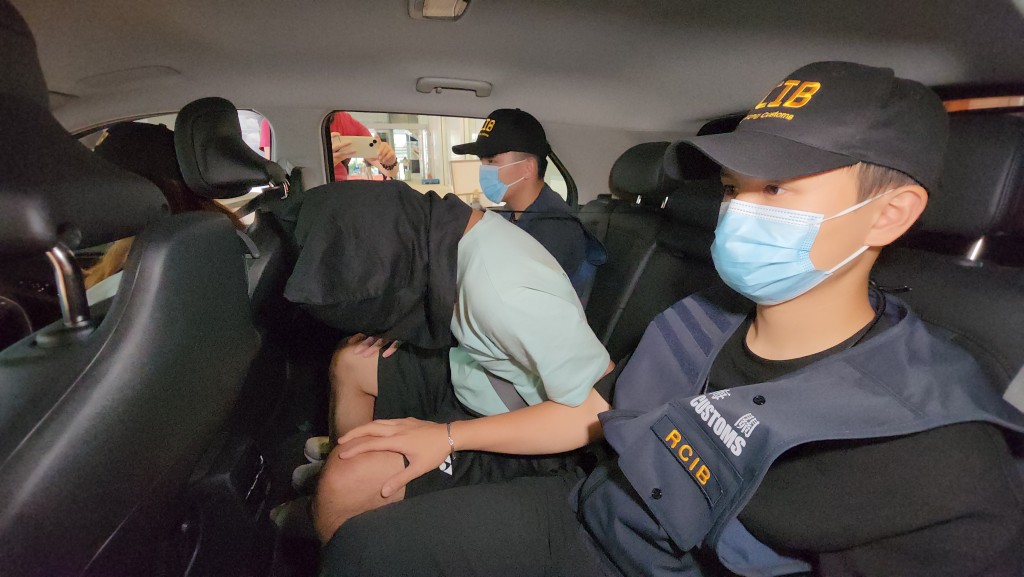 海關拘捕兩名男子。