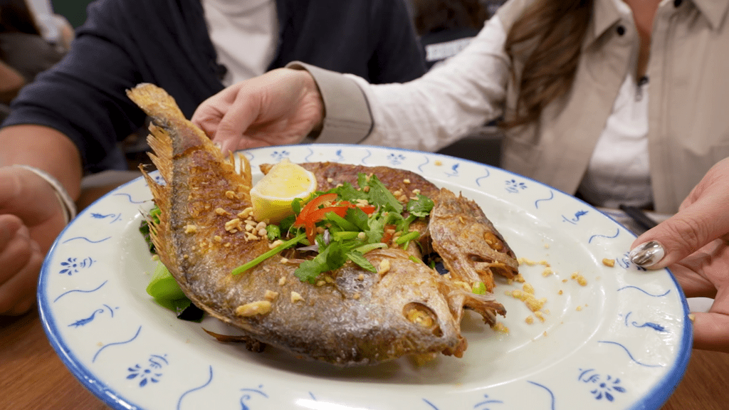 鹹鮮的做法是將魚從腹部剖開兩半，以粗鹽抹灑在魚肉上，醃製數小時至一夜。