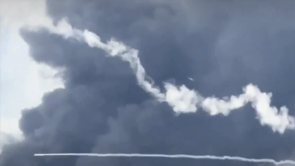 畫面顯示一枚防空導彈往上飛沒擊中無人機,另一枚防空導彈朝着儲油槽低空橫飛。 抖音@李子陽 畫面顯示一枚防空導彈往上飛沒擊中無人機,另一枚防空導彈朝着儲油槽低空橫飛。 抖音@李子陽