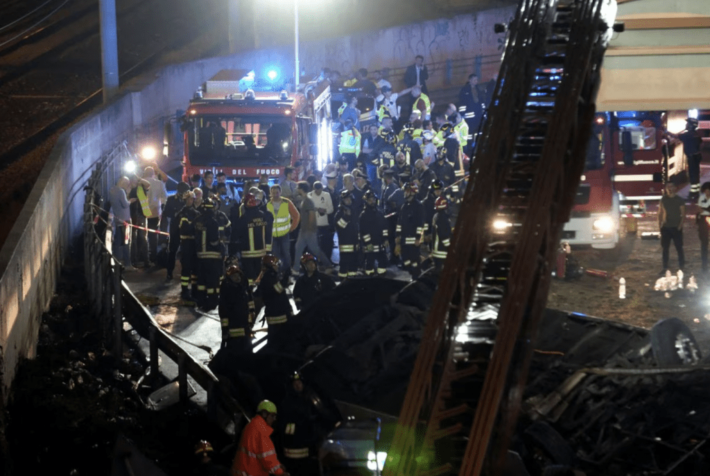 肇事旅遊巴士於一條往來威尼斯與梅斯特雷地區的天橋上失控，墜落到30米下的列車線路附近。路透社
