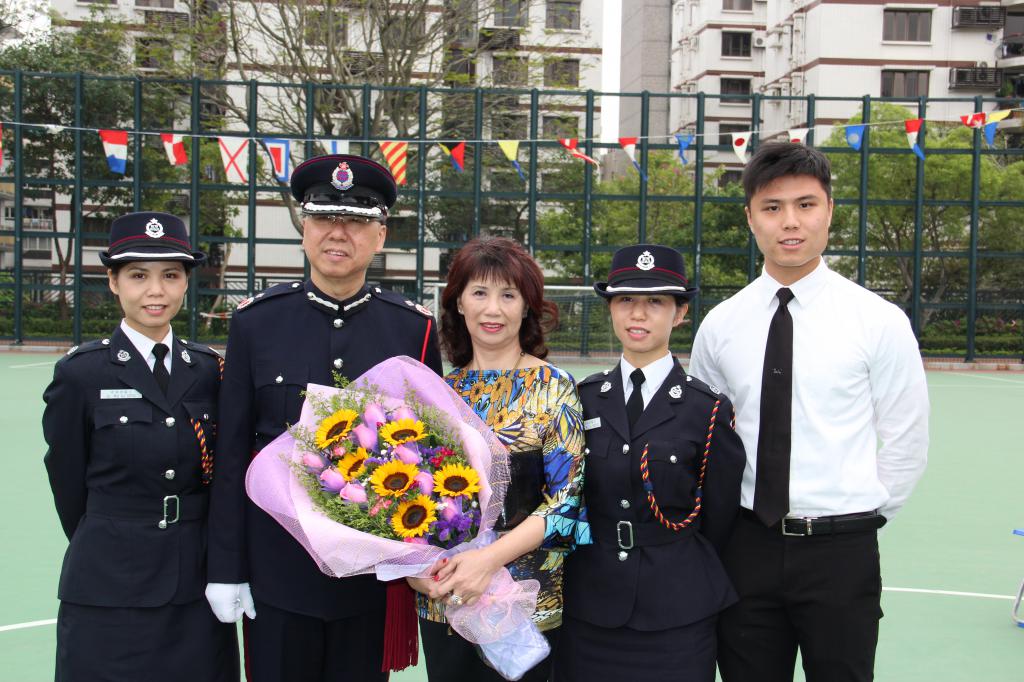 卫医生的3名子女亦加入医疗辅助队，图为他退役前与子女合照。