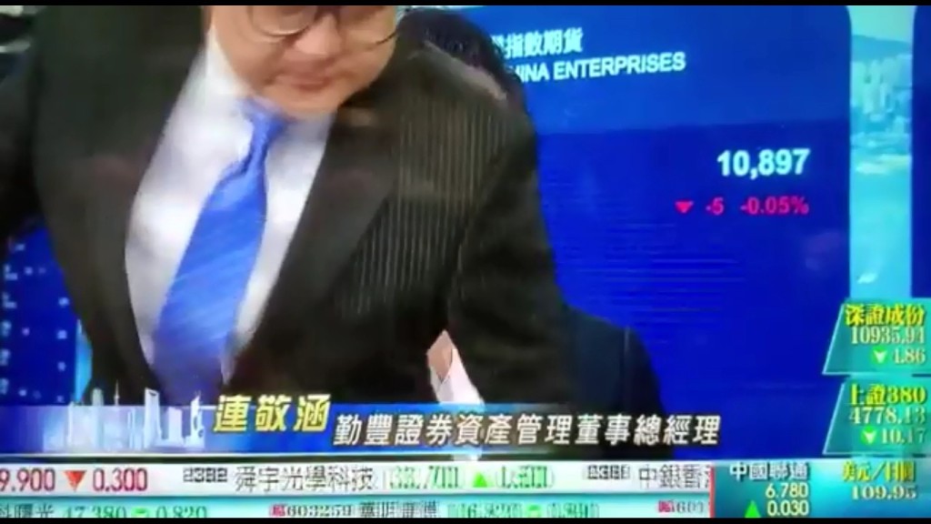 財經台直播節目,蔡康年突然入鏡。 TVB片段截圖