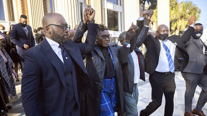 兇案死者阿伯里的家人聽取判刑後，有支持者向她歡呼。AP圖片