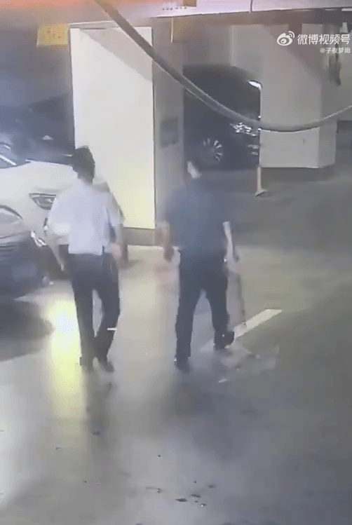 该公职人员被拍到拿铁撬到停车场。