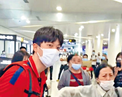 ■奥运冠军汪顺（左）日前在机场被「粉丝」骚扰。