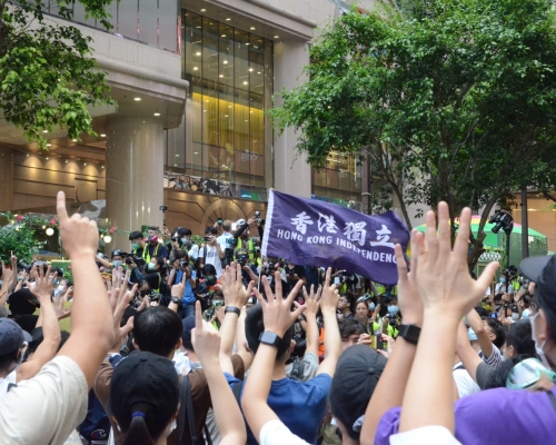 有港獨示威者揮動旗幟及叫港獨口號。